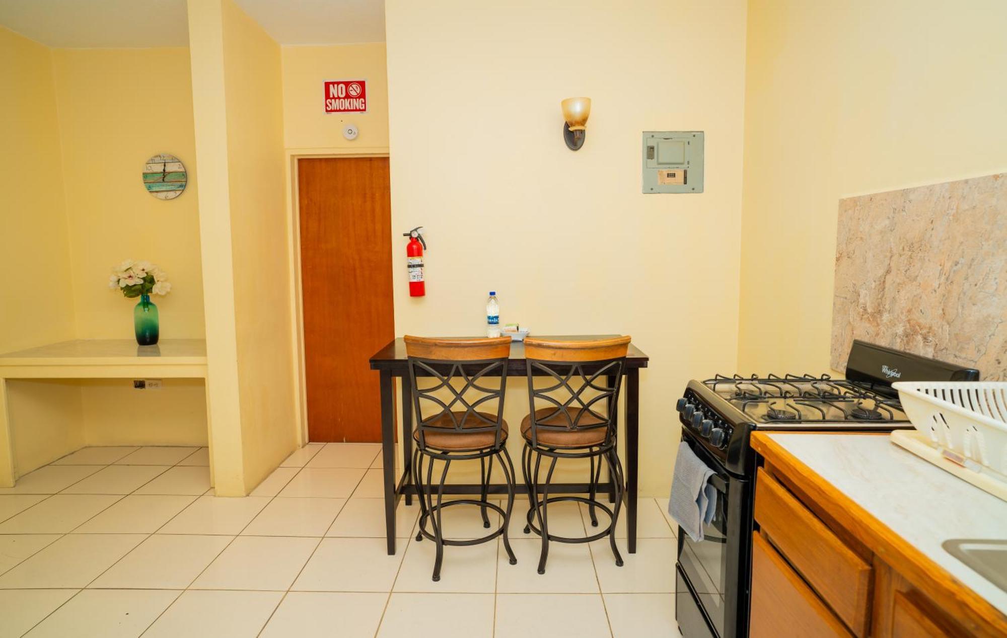 Connie'S Comfort Suites St. John's Exteriör bild
