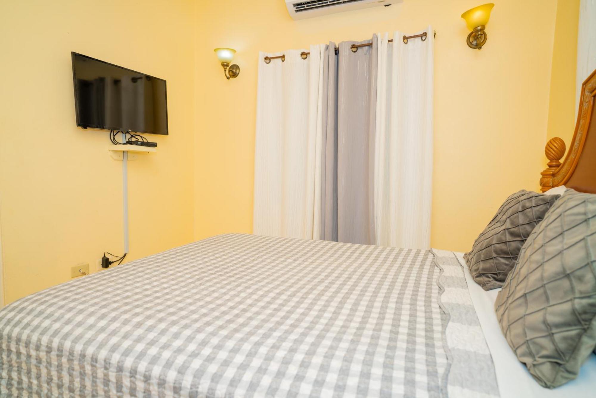 Connie'S Comfort Suites St. John's Exteriör bild