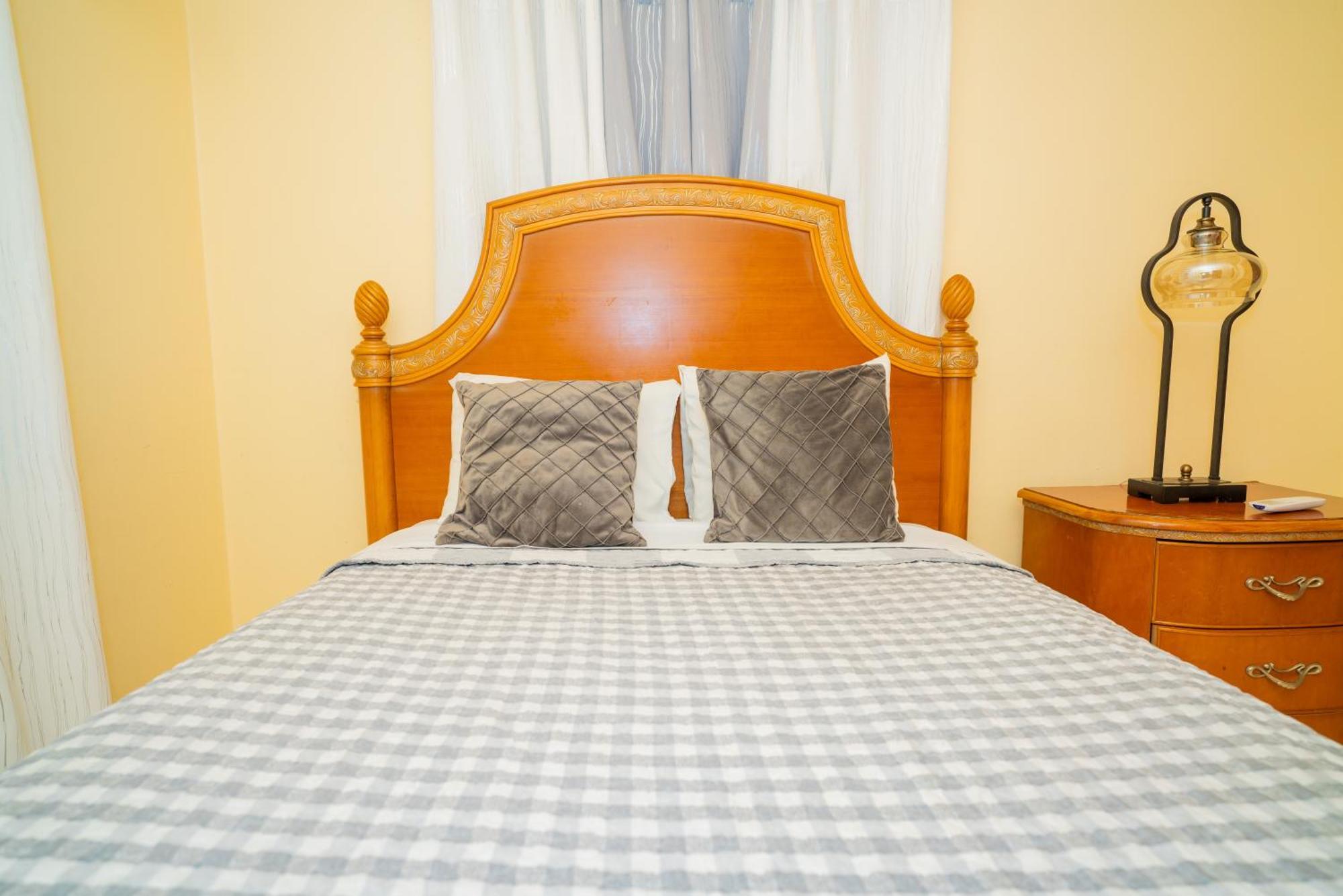 Connie'S Comfort Suites St. John's Exteriör bild