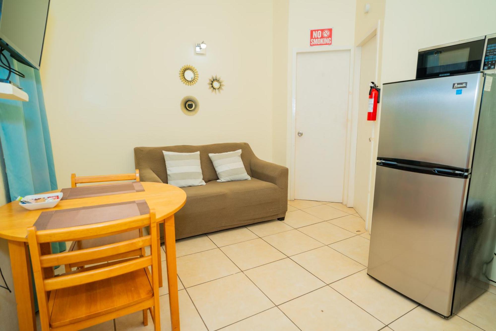 Connie'S Comfort Suites St. John's Exteriör bild