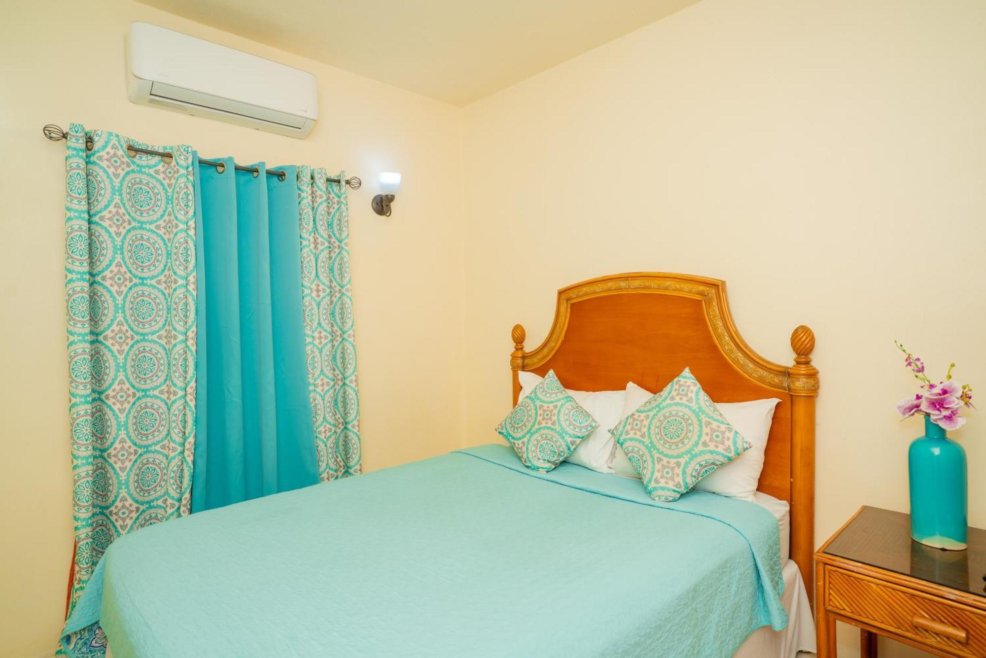Connie'S Comfort Suites St. John's Exteriör bild